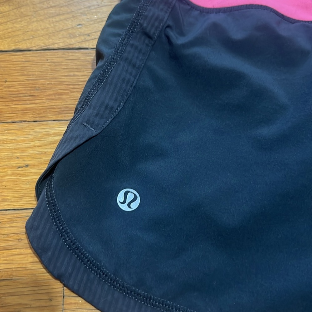 Lululemon The Groovy Run Shorts in Black & Pink Stripe, size 4 - Picture 10 of 11